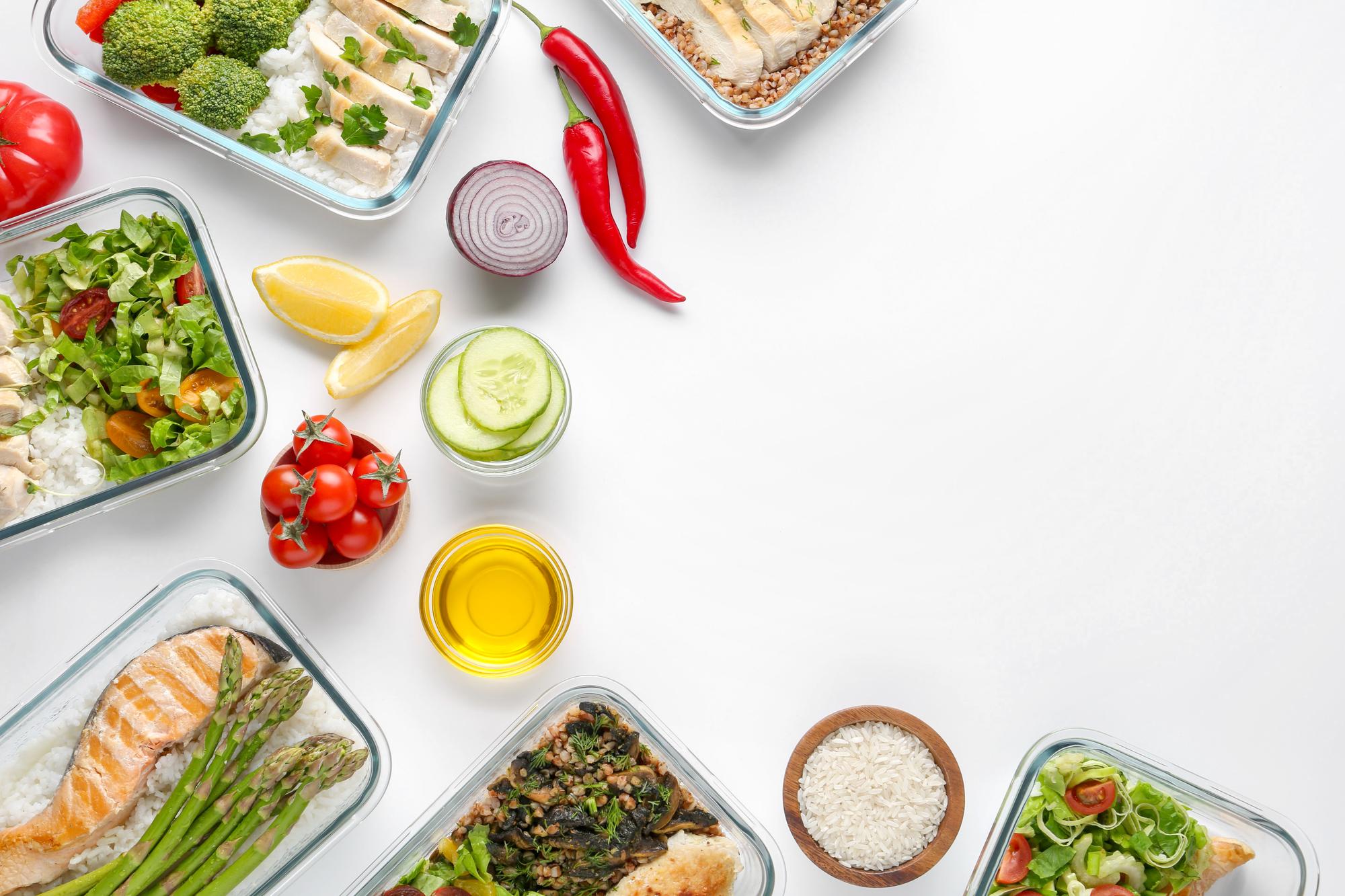 Przygotowany zestaw lunchboxów na stole